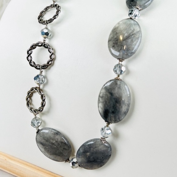 Beautiful Silvertone and gray stones costume necklace - Picture 3 of 11